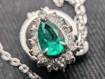 豪華!!鑑別カード付★プラチナ900★大粒天然エメラルド&天然ダイヤモンド取巻き タイタック★総重量4.5g☆Pt900・0.37・0.20刻印有★清掃済