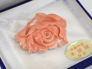 天然珊瑚 牡丹花彫刻 金属金工留具 帯留め ブローチ 横5.2cm 縦3.5cm 重さ25g ケース 本珊瑚 本サンゴ P02087
