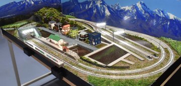 【SAZAN】鉄道ジオラマレイアウト複線【豪華照明付】120x60cm 昭和の駅と平成の街並み (2線ヤード)★Y