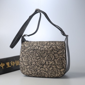 MI7738△印伝 鹿革 レザー 漆 薔薇柄 フラワー柄 ショルダーバッグ クロスボディバッグ 鞄 ベージュ系&times;ブラック