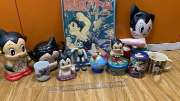 【鉄腕アトム/当時物】目覚まし時計 置時計 フィギュア 人形 抱っこちゃん人形 ブリキ 玩具