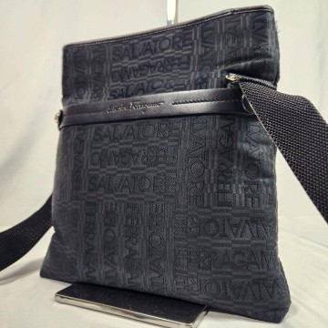 1スタ! 極美品 Salvatore Ferragamo フェラガモ サコッシュ ショルダーバッグ ガンチーニ ロゴ総柄 レザー&times;キャンバス ブラック 黒 メンズ