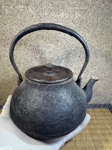 やや小振り　釜師　名越昌廣　白肌　斑紫銅　達磨形　明治時代　鉄瓶　煎茶道具