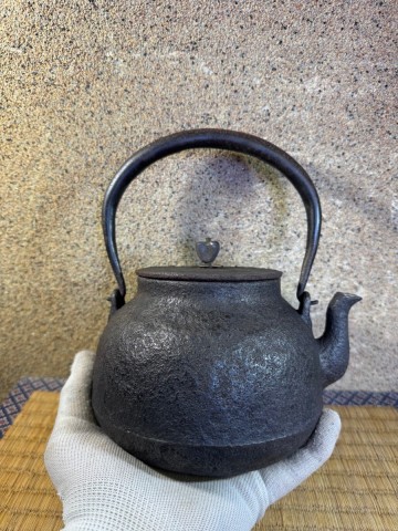 やや小振り　光玉堂　初代　鉄蓋　 明治時代　 鉄瓶 煎茶道具