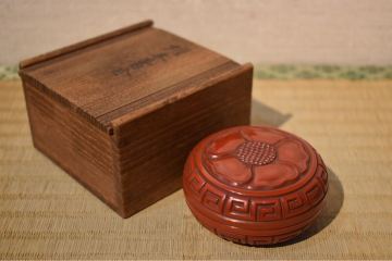 【GE】E360【コレクター所蔵品】時代 堆朱蓮香合 /漆 中国古玩 中国美術 骨董品 時代品 美術品 古美術品 唐物 堆朱 香道具 漆芸 mb