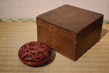 【GE】E355【コレクター所蔵品】在銘 堆朱果実彫香合 /中国古玩 中国美術 骨董品 時代品 美術品 古美術品 漆器 漆芸 香合 唐物 om