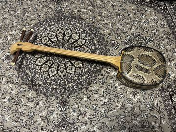 超美品・高級・三線・本蛇皮・ 全長約７８cm・ 高級材質・和楽器・ 民族楽器/ 弦楽器 ・沖縄・ 琉球・激安・美品。