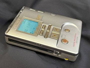 SONY TCD-D100 あまり使用感を感じ無い美品 通電とボタンの反応のみの確認