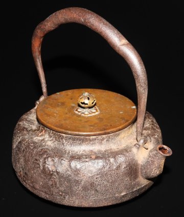 【江】釜師名人 晴寿堂造 荒肌蟹文平丸形鉄瓶 高さ16.5㎝ 古美術品(茶道具茶器薬缶湯沸)X2432 CToiea CBPkksa