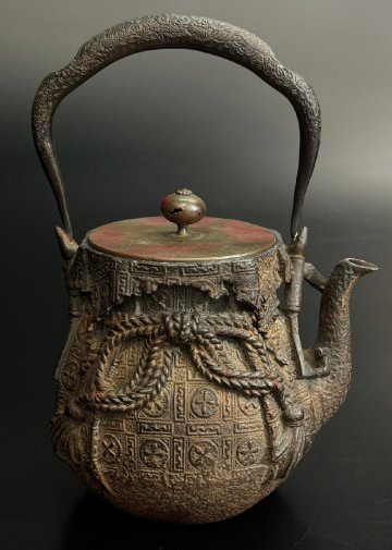 【江】釜師名人 大國造 飾彫把手細密宝袋形鉄瓶 高さ23.5㎝ 在銘 古美術品(茶道具茶器薬缶湯沸)XZ1384 PTkkso DTDBnnxa