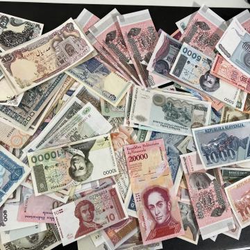 ⑧ 世界外国の紙幣【ベネズエラ　カンボジアなど】　まとめて　ピン札あり　★11