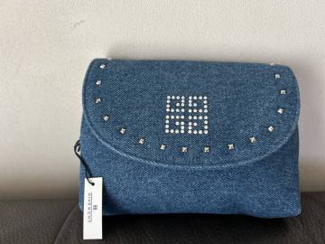 未使用ジバンシー　化粧ポーチ