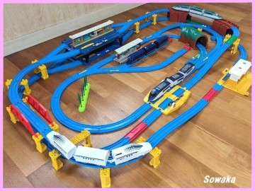 得盛●プラレール複合レイアウト★新幹線２階建自動乗り換え駅付＆在来路線★スピードかえレール自動ターンアウト等◎列車Ｅ５系他３編成付
