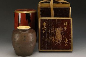 桃山時代 古備前 黄胡麻肩衝茶入 金粉字形 銘[布袋]時代挽家 時代箱 b39