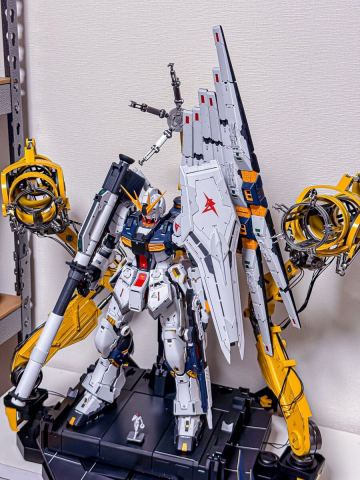 PG UNLEASHED RX-93 &nu;ガンダム 完成品 1/4スケール Hot Toys用ベース付 塗装済みアムロ付属 