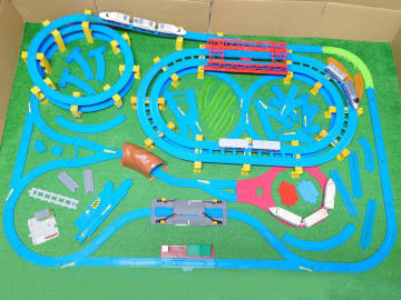 プラレール 大量 まとめ レイアウト タワー　直線 曲線 複線 ニュー坂 Uターン 自動ターンアウト レール 大きな鉄橋 大きな踏切 車両 1円〜