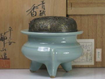 平安静山造 青磁袴腰香炉 共布 共箱 茶道具 435