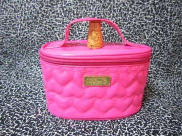 ★ハローキティ　2013　ショッキングピンク　ハートキルティング　バニティバッグ　エナメル調　新品美品　 凱蒂猫　サンリオ
