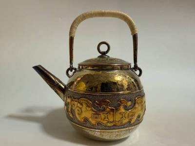  純銀保証 蔵六居造 饕餮文 鎚目打 砲口湯沸 銀瓶 純銀製 時代物 美術品 煎茶道具