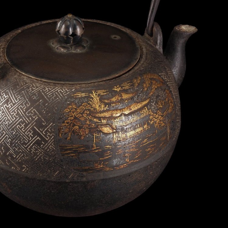 【夢工房】時代? 金銀総象嵌 京名所図 日ノ丸形 鉄瓶　HE-019