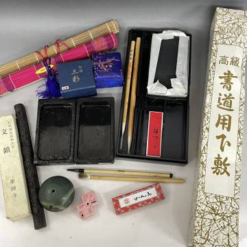KF10/87　書道具 まとめて 15点 硯 筆巻 固形墨 下敷き 文鎮 朱泥 書道筆 水滴 古美術 芸術 文房具 色々 おまとめ セット■