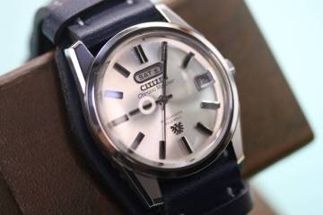 台座付き　シチズン CITIZEN クロノマスター・オートデイデイト（CHRONO MASTER AUTO DAY DATE）33石 自動巻腕時計　台座付革ベルト付き