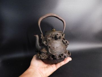 龍文堂 鉄瓶 山水風景図 小振り 提げ手 銀象嵌 風景図 盛上透かし 煎茶道具 茶道具 検）上田照房 安之助 亀文堂 波多野正平