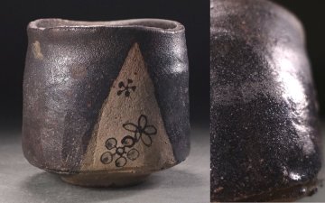 ∇花∇大名家伝来茶道具 桃山～江戸時代前期 黒織部梅鉢絵筒茶碗 紋入伝世箱入