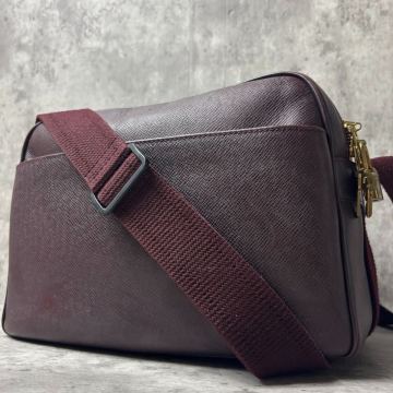 希少色/レザー●LOUIS VUITTON ルイヴィトン ショルダーバッグ メッセンジャー リポーター 本革 タイガ ダブルファスナー メンズ ボルドー