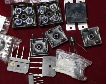 A&P　電源電設部品：東芝(25P4B41）サンケン(RB60)外ダイオ－ド：（現状渡）送料は着払い