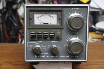 トリオ　現　ケンウッド　ＡＴ－２００　Ｒ　ＴＵＮＥ　のバリコンが壊れている　不動品　部品取り