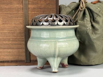 S7UJ29-4 中国美術　明朝　明時代　龍泉窯　青磁　三足香炉　純銀蓋付　時代　古物保証　唐物