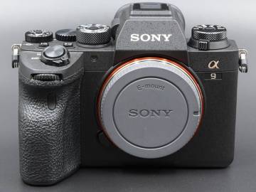 【シャッター数700 とても美品の】 SONY ソニー α9II ILCE-9M2 ミラーレス 一眼 カメラ　直前まで問題無く使用 (検索用 α α7 α1 α7C)
