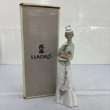 R412-C4-3913 LLADRO リヤドロ 4893 仔犬とお散歩 仔犬を抱く貴婦人 女性 フィギュリン 陶器 人形 置物 オブジェ 箱付き 約全長37.5cm OA