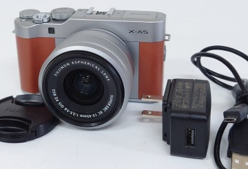 【SR-884】 美品 FUJIFILM X-A5 ミラーレス一眼レフカメラ レンズ SUPER EBC XC 15-45mm 1:3.5-5.6 純正充電器付き 通電簡易動作確認済み 