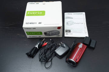 ★実用美品★ ビクター JVC ケンウッド デジタル ビデオカメラ Everio GZ-MS211 レッド 光学39倍 化粧箱 取説 充電器 バッテリー２個付