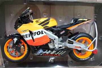 ミニチャンプ 1/6　HONDA RC211V　ValentinoRossi　ロッシ　MINICHAMPS　バイク　オートバイ