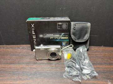 1円スタート / FUJIFILM FinePix F70EXR デジタルカメラ シルバー 光学10倍ズーム 元箱・付属品あり