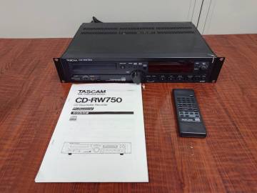 ☆ジャンク品 【500円】 大特価品 ！ 外観良！ TASCAM TEAC タスカム ティアック　CD-RW750　業務用CDレコーダー ☆