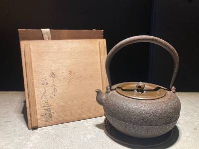 ■龍文堂安之介造　胴横在銘平丸型　蓋銀象嵌　姥口　鉄瓶　共箱■ab0煎茶　急須 湯沸かし 鉄壺 鉄器 金属工芸 茶道具 時代物 古美術