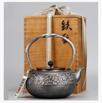★新品★南部鉄器 砂鉄製 鉄瓶 大容量鉄壺 コーティングなし 手作り鉄 やかんを沸かす お茶の道具 1500ML bhw0022