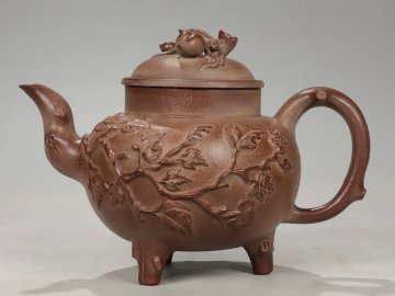 【安】清時代 邵茂章製底款 寿桃紋三足茶壺 宜興紫砂 常滑 朱泥急須 煎茶道具 茶壷 古美味 古董品 時代物 252