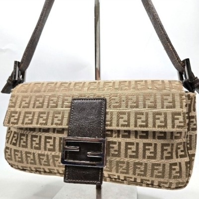 ★極美品★ FENDI フェンディ マンマバケット ショルダーバッグ ズッカ柄 ハンド FF金具 肩掛け可能 フラップ マグネット