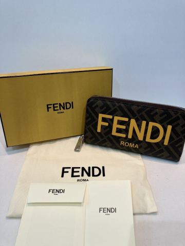 T【FENDI】フェンディ 長財布 ロゴプリント ズッカ柄 デカロゴ ラウンドファスナー ジッピーウォレットユニセックス ブラウン系