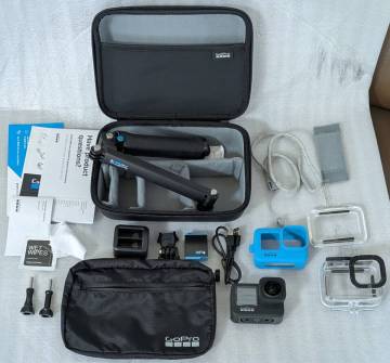 GoPro HERO9 ブラック アクションカメラ/ウェアラブルカメラ 純正バッテリー×2 ( 付属品多数 ) ( 美品 動作確認済 )