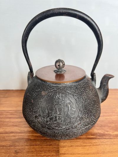 鉄瓶 彫刻模様付き 龍文堂造　高さ23cm 水漏れなし 龍文堂造 時代物 鉄瓶 鉄器 銅蓋 急須 茶道具