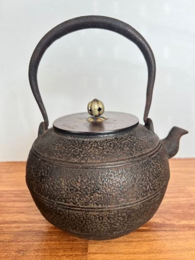 鉄瓶 龍文堂造　高さ25cm 水漏れなし 骨董品 龍文堂造 鉄瓶 茶器 急須 銅蓋 茶道具 丸形 煎茶道具