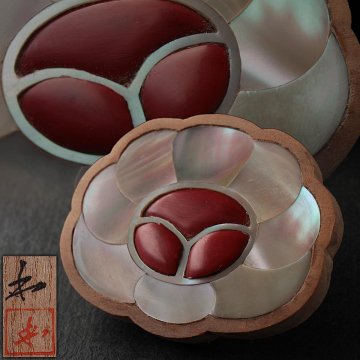 JP910 【杉村和 作】白檀 螺鈿「宝相華図」帯留め・帯止 共箱附 和装小物 装飾具 装身具