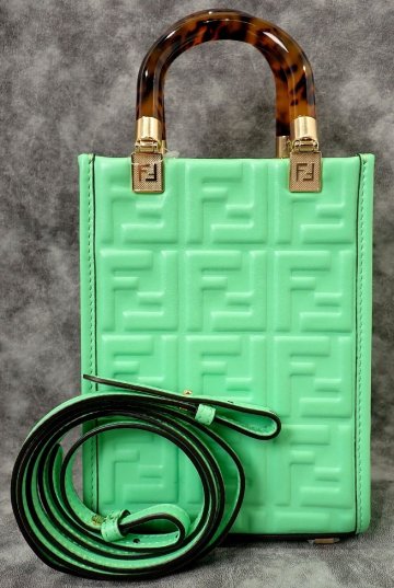 定価22万円ほど 未使用 超美品 フェンディ エンボス ズッカ 8BS051 ショルダーバッグ ポーチ グリーン スクエア ミニ トートバッグ レザー