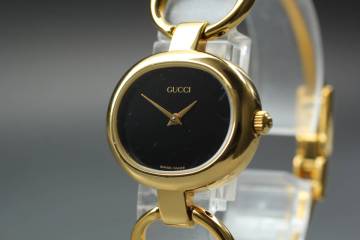 稼働品 GUCCI グッチ 1600 ゴールド ブラック文字盤 クオーツ レディース腕時計